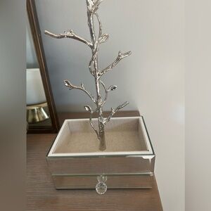 Jewelry box/holder